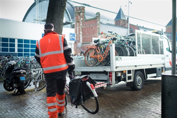 荷兰有几千万自行车 但你看人家停的