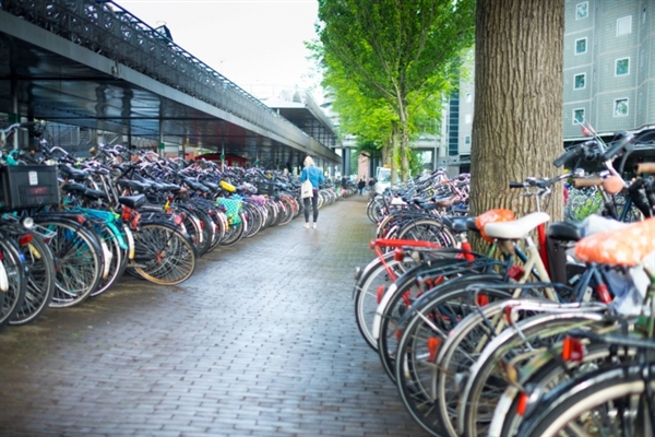 荷兰有几千万自行车 但你看人家停的
